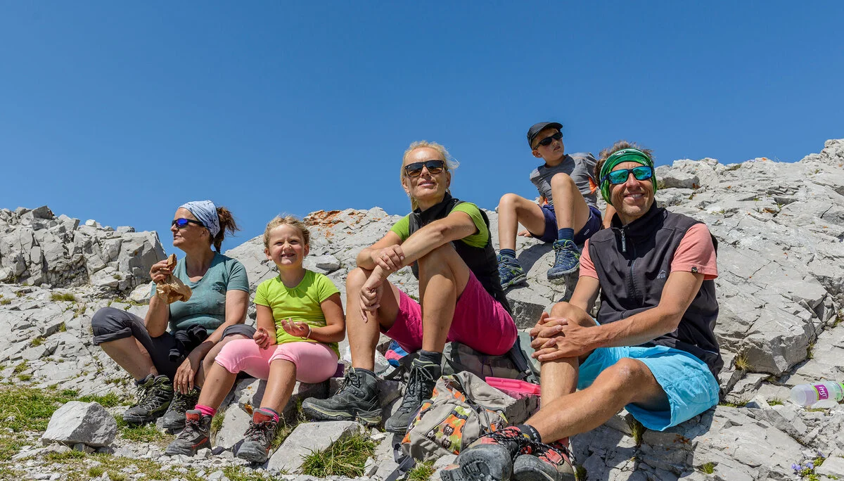 Eine Familie macht Mittagspause auf dem Berg | © DAV / Norbert Freudenthaler