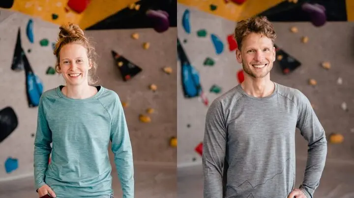 Neue Kollektion im DAV-Shop: Zwei Personen mit DAV-Shirts | © DAV / Marisa Koch