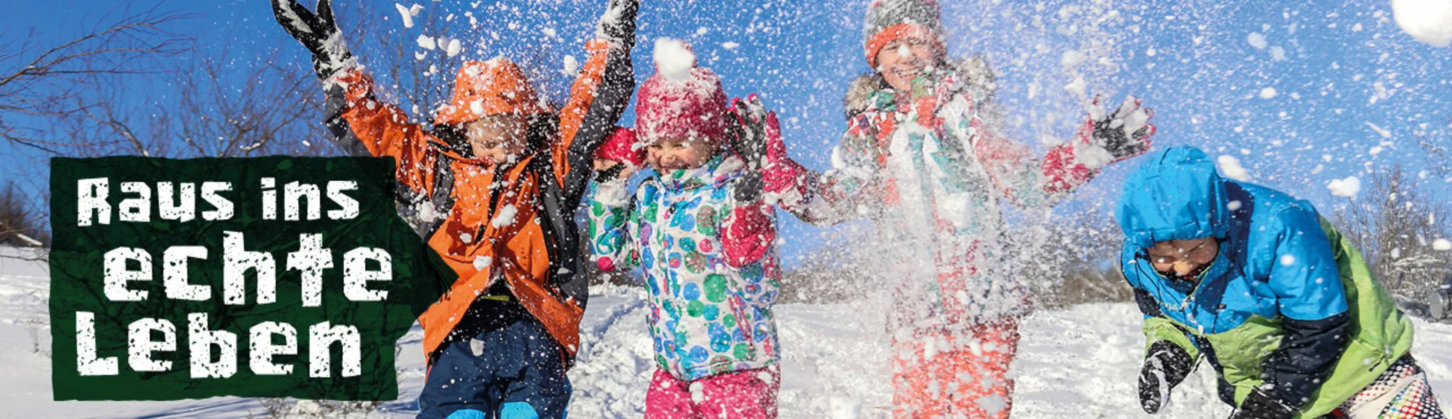 Foto aus der Kampagne des DAV: Raus ins echte Leben: zu sehen drei Kinder im Schnee | © Yanlev / Adobe Stock